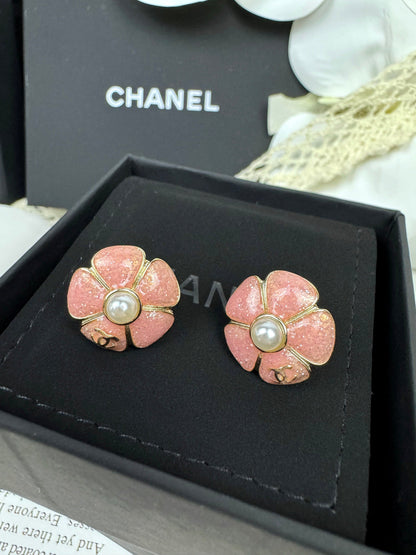 [Stellar Jewelry]26C Pink Camellia Pearl Enamel Stud Earrings