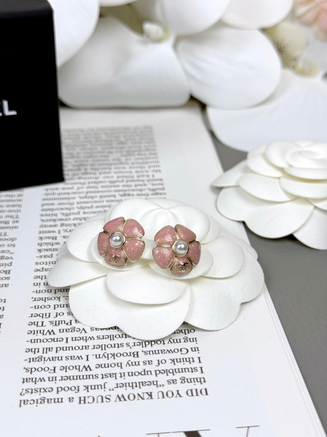 [Stellar Jewelry]26C Pink Camellia Pearl Enamel Stud Earrings