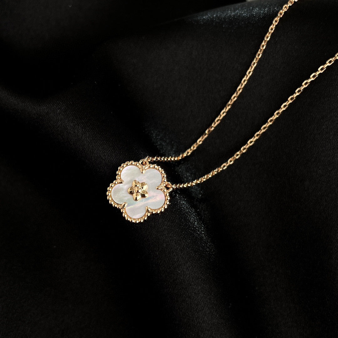[Stellar Jewelry]LUCKY  WHITE MOP  PLUM BLOSSOM NECKLACE