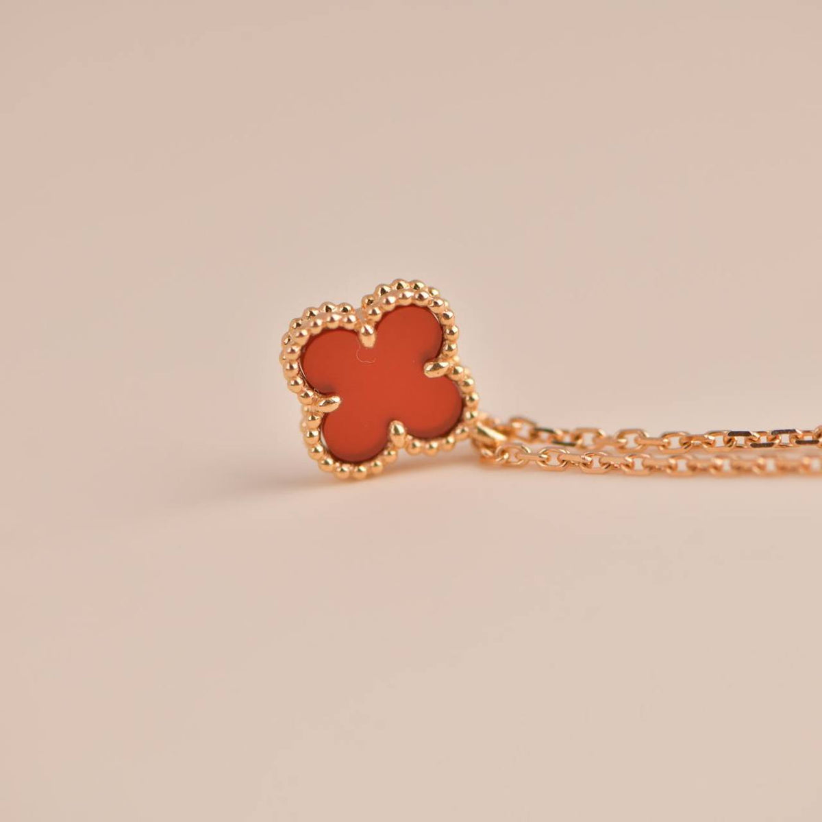 [Stellar Jewelry]CLOVER MINI 9.5MM WHITE CARNELIANS NECKLACE